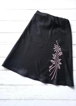 Юбка женская атласная трапеция с вишивкой без бренду черная1 фото