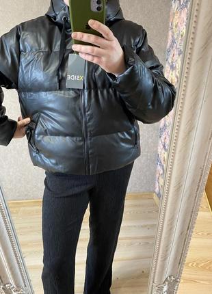 Нова модная чёрная куртка пуффер из эко кожи с капюшоном 50-52 р4 фото
