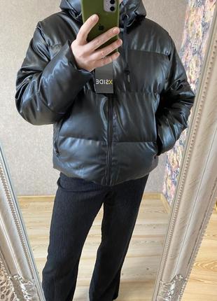 Нова модная чёрная куртка пуффер из эко кожи с капюшоном 50-52 р5 фото