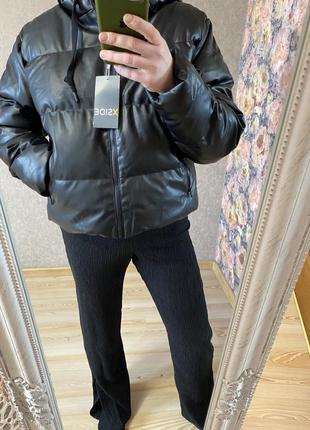 Нова модная чёрная куртка пуффер из эко кожи с капюшоном 50-52 р7 фото