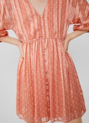 Брендовое атласное платье персткового оттенка горох от zara6 фото