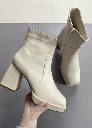 Ботинки на широкому каблуку бежеві
