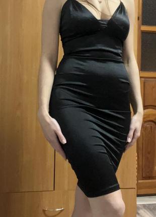 Черное атласное платье миди4 фото