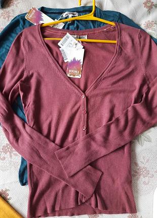 Тонкий джемпер на гудзиках