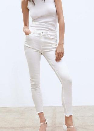 Белые джинсы zara woman с рваным низом оригинал испания