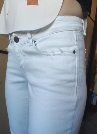 Белые джинсы zara woman с рваным низом оригинал испания7 фото