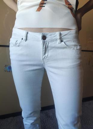 Белые джинсы zara woman с рваным низом оригинал испания8 фото