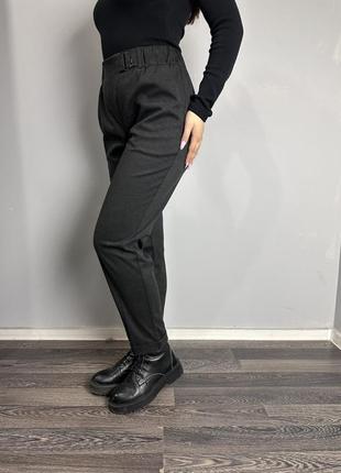 Жіночі класичні брюки завужені до низу сірі великого розміру modna kazka mkjl1131011-13 фото