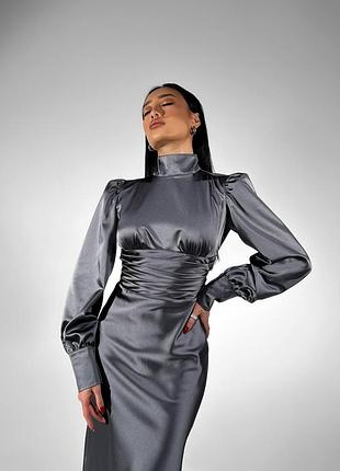 Вечернее шелковое платье с глянцевым блеском и открытой спиной