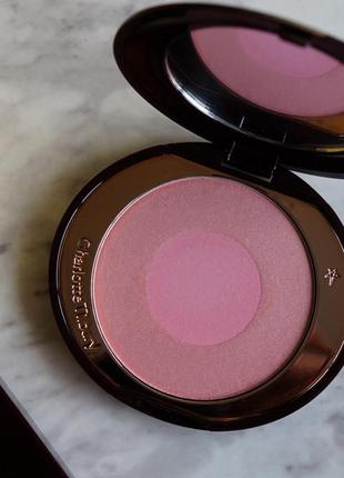 Компактные румяна для лица charlotte tilbury cheek to chic blusher, love glow, 8 г