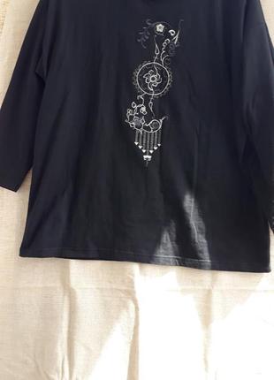 Свитер черный с вышивкой