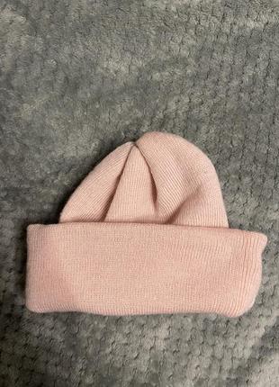 Стильна рожева шапочка вʼязана