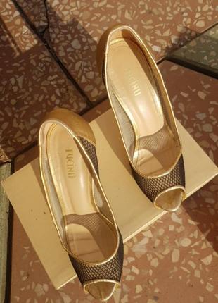 Золотистые туфли, босоножки5 фото