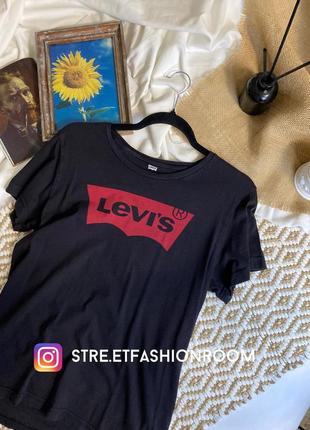 Футболка черная от бренда levi’s