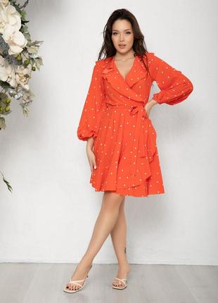 Оранжевое в горох платье на запах с воланами, размер l