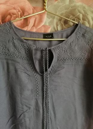 Сіра блуза з вишивкою