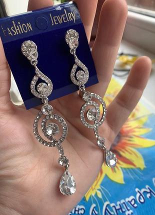 Вечерние серьги гвоздики праздничные серебристые с камушками сережки