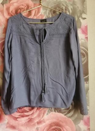 Сіра блуза з вишивкою2 фото