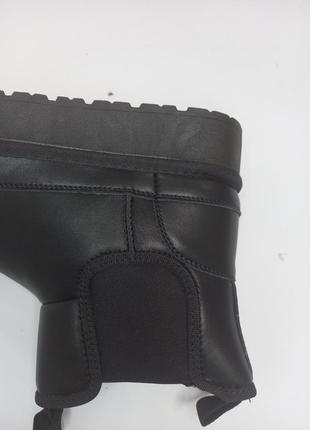 Женские зимние кожаные угги  с резинкой в стиле челси чёрные короткие8 фото