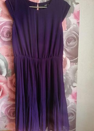 Фиолетовое плиссированое платье