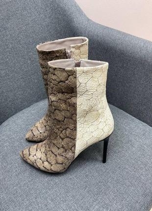 Классические ботильоны на шпильке с острым носком из эксклюзивной кожи