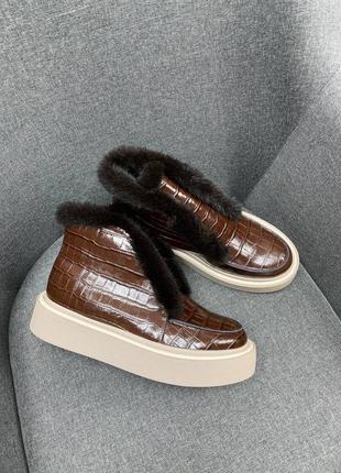 Коричневые шоколадные ботинки с опушением из норки из эксклюзивной кожи под крокодила1 фото