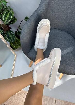 Бежевые кожаные ботинки с опушением из норки много цветов