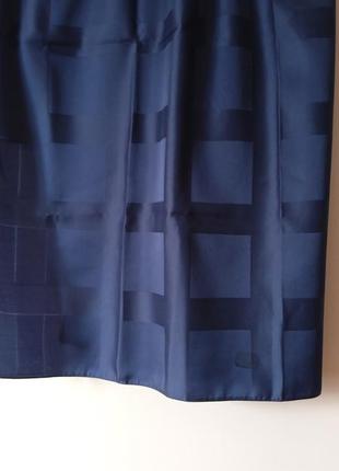 Платок из искусственного шелка, гуще-синий цвет, геометрический рисунок.