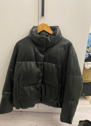 Зимняя куртка с эко кожи черная женская stradivarius