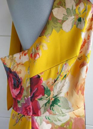 Нарядное платье летящего кроя next жёлтого цвета с принтом красивых цветов6 фото