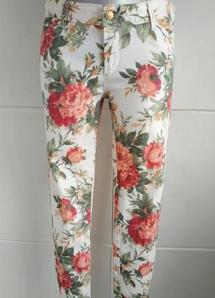 Стильные джинсы джеггинсы zara  с принтом красивых цветов.1 фото