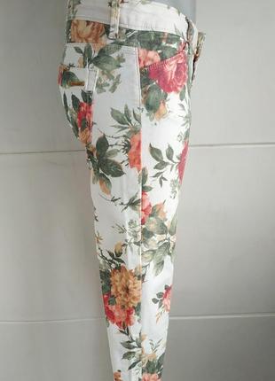 Стильные джинсы джеггинсы zara  с принтом красивых цветов.2 фото