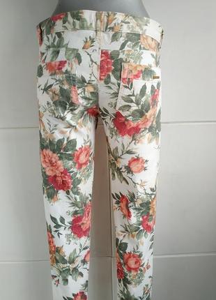 Стильные джинсы джеггинсы zara  с принтом красивых цветов.4 фото