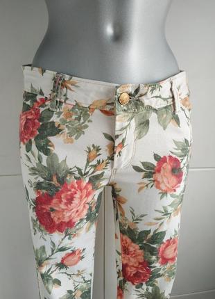 Стильные джинсы джеггинсы zara  с принтом красивых цветов.6 фото