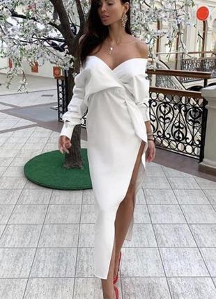 Белое платье с глубоким декольте1 фото