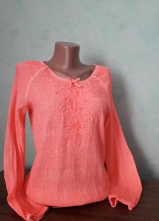 Яскрава блуза сорочка