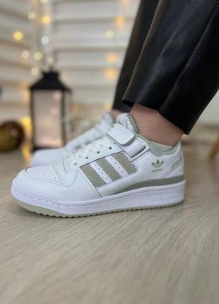 Женские кроссовки белые с оливковым adidas forum 84 low white olive