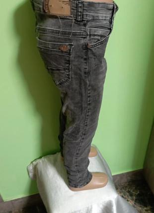Рваные модные джинсы для девочки3 фото