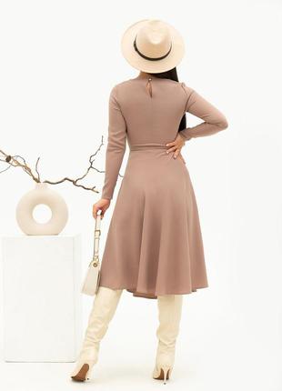 Бежевое классическое платье с расклешенным низом, размер s3 фото