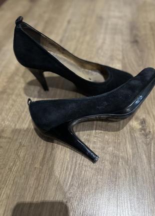 Черные замшевые женские туфли на каблуку
