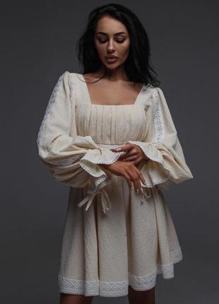 Платье женское короткое, с кружевными деталями, нарядное, бежевое2 фото