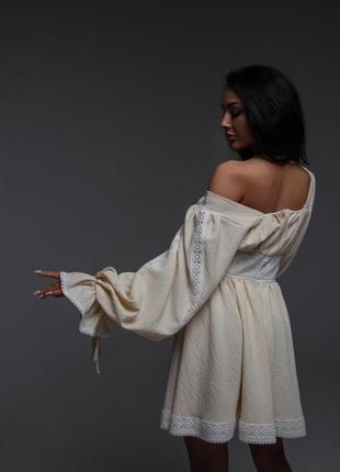 Платье женское короткое, с кружевными деталями, нарядное, бежевое7 фото