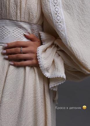 Платье женское короткое, с кружевными деталями, нарядное, бежевое1 фото