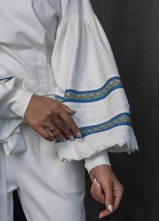 Блуза вышиванка женская с объемными рукавами с корсетной шнуровкой с машинной вышивкой, бренд, белая6 фото