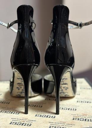 Туфлі gucci black patent daisy ankle strap pumps size 37.53 фото