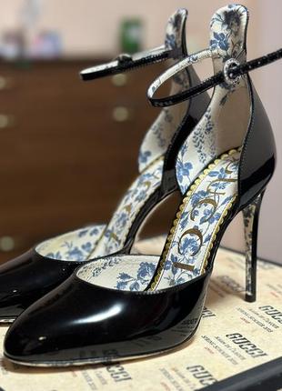 Туфлі gucci black patent daisy ankle strap pumps size 37.54 фото