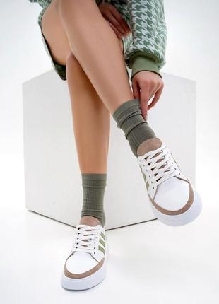 Білі шкіряні кеди зі смугастими вставками, розмір 37