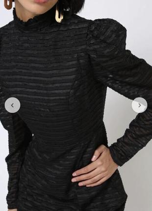Черное короткое платье прямого кроя с рукавами-буфами3 фото