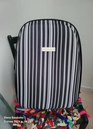 Маленький чемодан из плотного текстиля