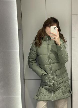 Теплая куртка цвета хаки